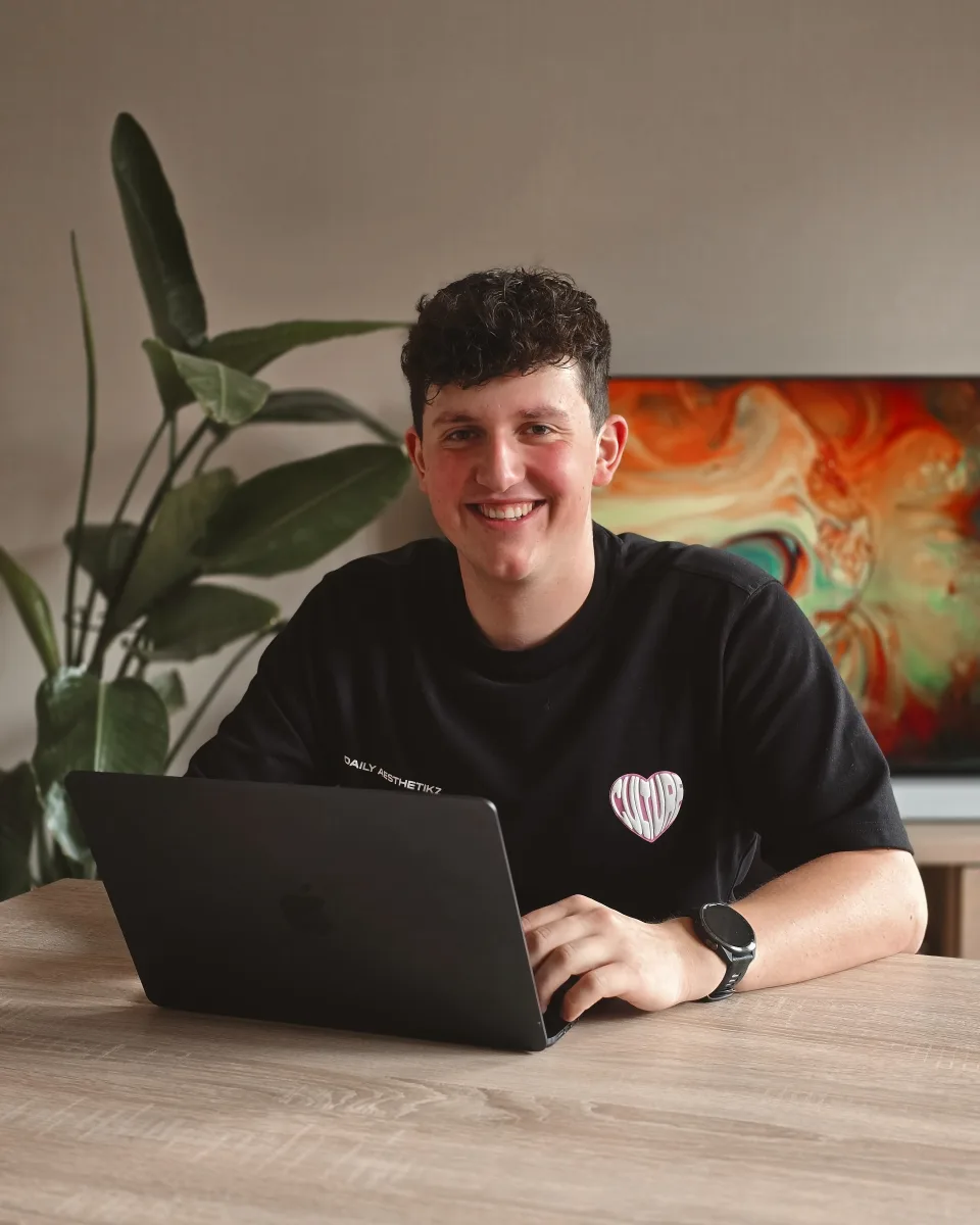 Kaya Kanal achter zijn laptop